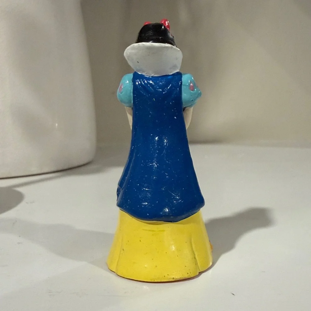 Vintage Disney Snow White figure      kids girls toy toys figures collectibles